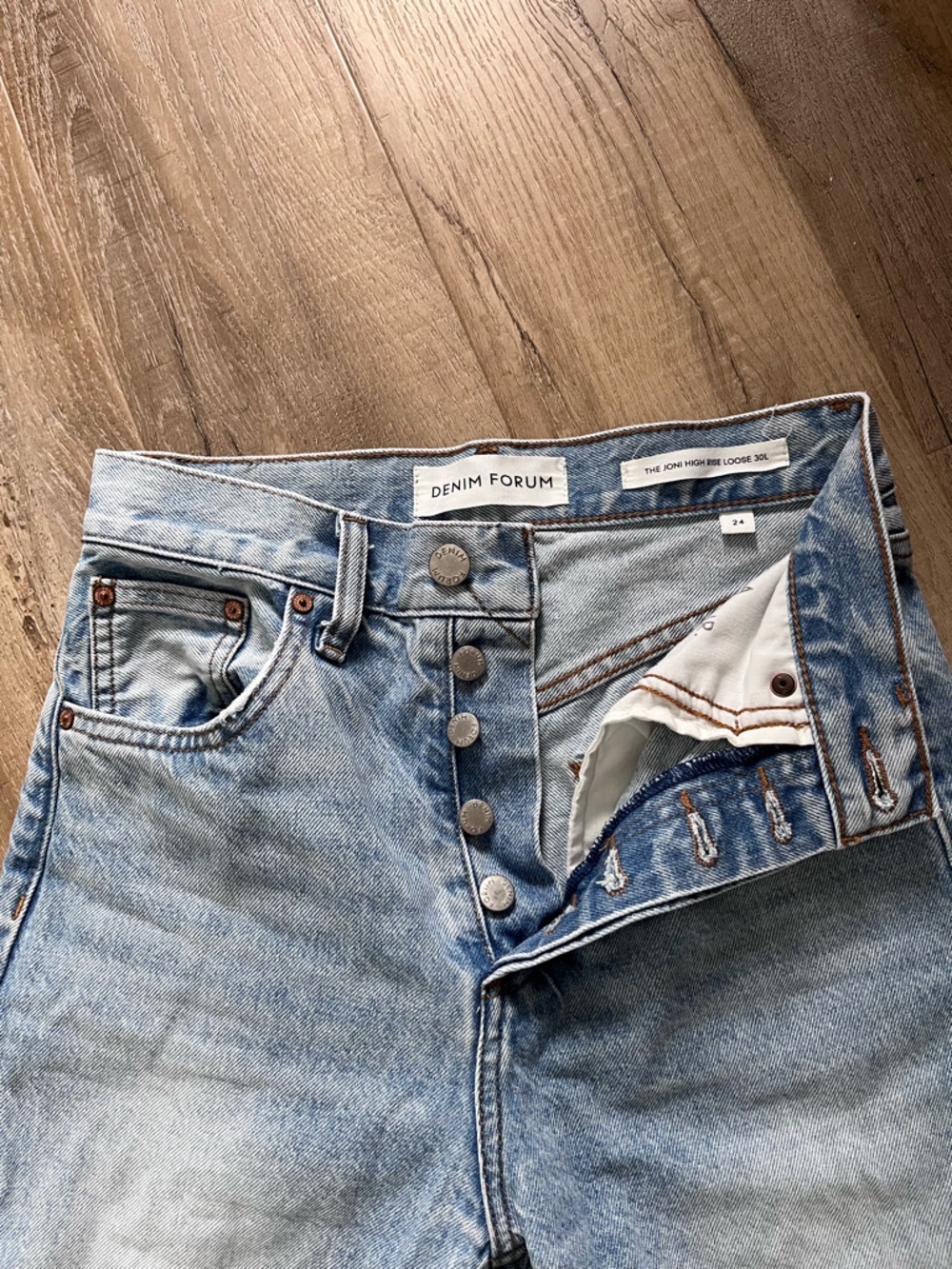 Denim Forum light wash jeans - Picture 2 of 3